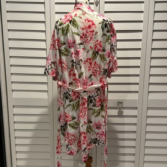 Show me your MuMu NWOT Floral Robe with belt in 100% Polyester. - Picture 4 of 6